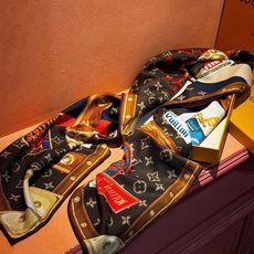 【LV】上新❤️ 路易威登 一款值得品细节的高货 抠细节,从一个小块的配色去打败市场货 140方巾 二个配色 欢迎对 【LV】上新❤️ 路易威登 一款值得品细节的高货 抠细节,从一个小块的配色去打败市场货 140方巾 二个配色 欢迎对