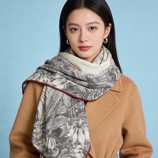 💟抢先 上新💞【双面同色丝绒方巾】手工卷边山羊绒和真丝混纺披肩(70%山羊绒,30%桑蚕丝) 这款披肩采用经典山羊绒和真 💟抢先 上新💞【双面同色丝绒方巾】手工卷边山羊绒和真丝混纺披肩(70%山羊绒,30%桑蚕丝) 这款披肩采用经典山羊绒和真