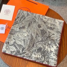 💟抢先 上新💞【双面同色丝绒方巾】手工卷边山羊绒和真丝混纺披肩(70%山羊绒,30%桑蚕丝) 这款披肩采用经典山羊绒和真 💟抢先 上新💞【双面同色丝绒方巾】手工卷边山羊绒和真丝混纺披肩(70%山羊绒,30%桑蚕丝) 这款披肩采用经典山羊绒和真