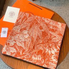 💟抢先 上新💞【双面同色丝绒方巾】手工卷边山羊绒和真丝混纺披肩(70%山羊绒,30%桑蚕丝) 这款披肩采用经典山羊绒和真 💟抢先 上新💞【双面同色丝绒方巾】手工卷边山羊绒和真丝混纺披肩(70%山羊绒,30%桑蚕丝) 这款披肩采用经典山羊绒和真