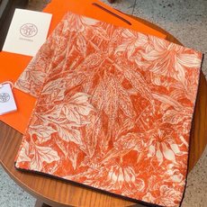 💟抢先 上新💞【双面同色丝绒方巾】手工卷边山羊绒和真丝混纺披肩(70%山羊绒,30%桑蚕丝) 这款披肩采用经典山羊绒和真 💟抢先 上新💞【双面同色丝绒方巾】手工卷边山羊绒和真丝混纺披肩(70%山羊绒,30%桑蚕丝) 这款披肩采用经典山羊绒和真