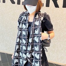 💟上新💞双面同色 采用经典爱马仕马头元素设计,手工卷边山羊绒和真丝混纺披肩(70%山羊绒,30%桑蚕丝)。 这款披肩采用 💟上新💞双面同色 采用经典爱马仕马头元素设计,手工卷边山羊绒和真丝混纺披肩(70%山羊绒,30%桑蚕丝)。 这款披肩采用