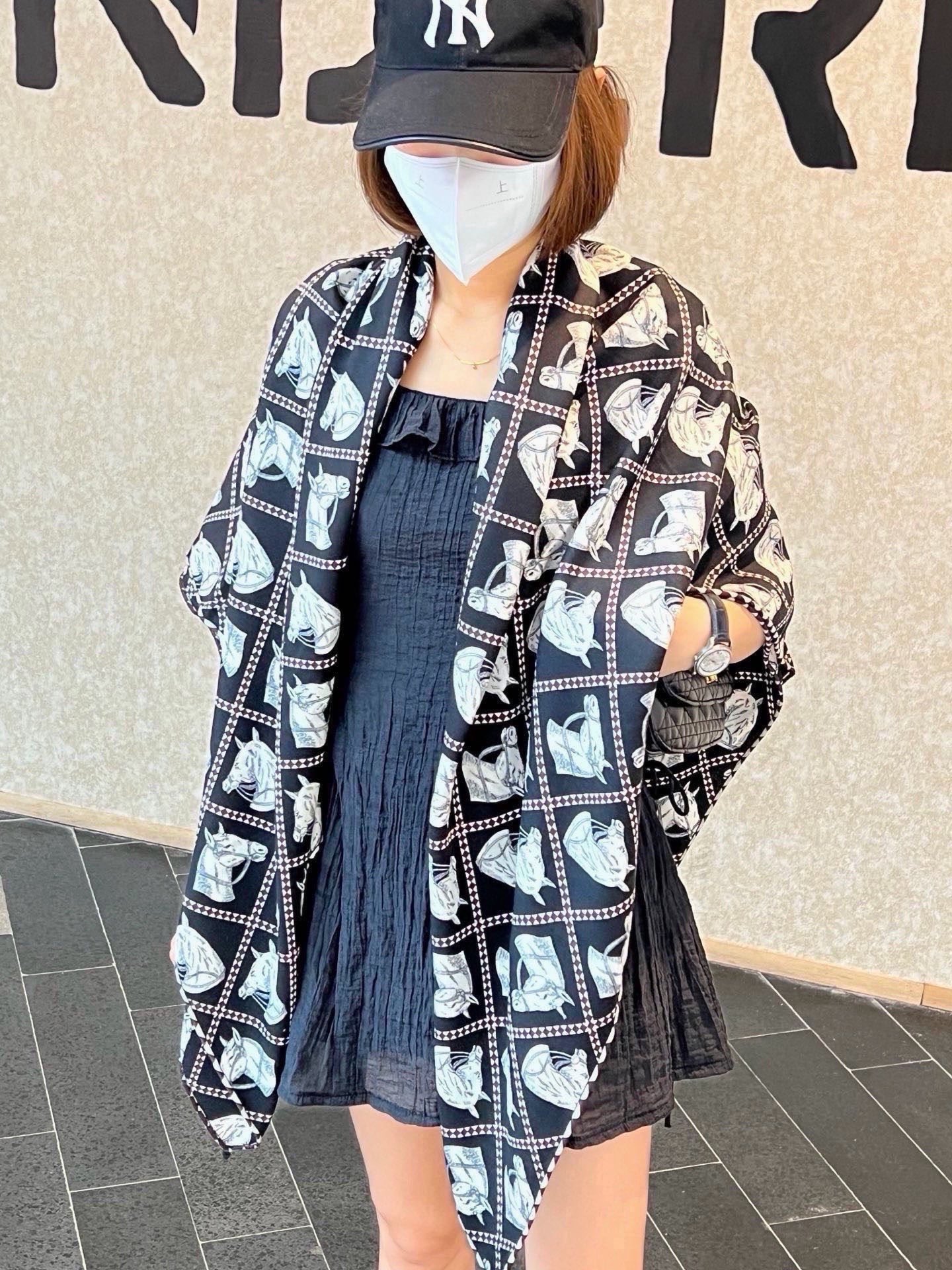 💟上新💞双面同色 采用经典爱马仕马头元素设计,手工卷边山羊绒和真丝混纺披肩(70%山羊绒,30%桑蚕丝)。 这款披肩采用 💟上新💞双面同色 采用经典爱马仕马头元素设计,手工卷边山羊绒和真丝混纺披肩(70%山羊绒,30%桑蚕丝)。 这款披肩采用