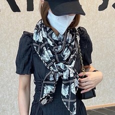 💟上新💞双面同色 采用经典爱马仕马头元素设计,手工卷边山羊绒和真丝混纺披肩(70%山羊绒,30%桑蚕丝)。 这款披肩采用 💟上新💞双面同色 采用经典爱马仕马头元素设计,手工卷边山羊绒和真丝混纺披肩(70%山羊绒,30%桑蚕丝)。 这款披肩采用