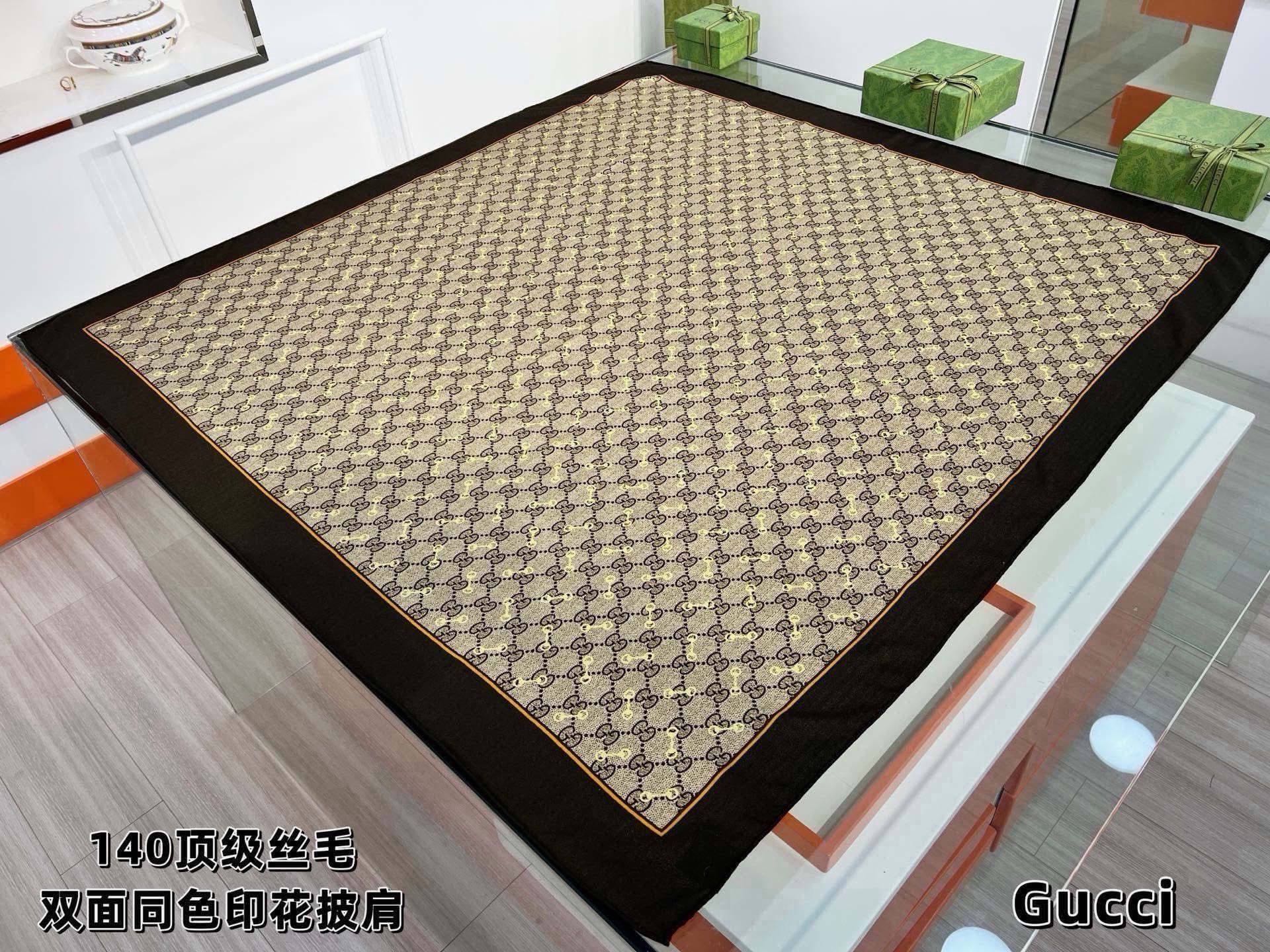 Gucci ~140双面同色披肩 手工卷边山羊绒和真丝混纺披肩(70%山羊毛、30%桑蚕丝)。 这款迷人的140披肩令您 Gucci ~140双面同色披肩 手工卷边山羊绒和真丝混纺披肩(70%山羊毛、30%桑蚕丝)。 这款迷人的140披肩令您