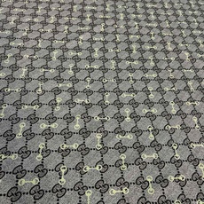 Gucci ~140双面同色披肩 手工卷边山羊绒和真丝混纺披肩(70%山羊毛、30%桑蚕丝)。 这款迷人的140披肩令您 Gucci ~140双面同色披肩 手工卷边山羊绒和真丝混纺披肩(70%山羊毛、30%桑蚕丝)。 这款迷人的140披肩令您