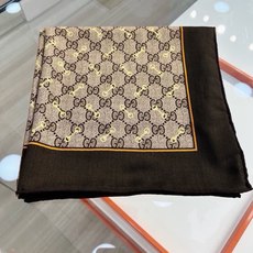 Gucci ~140双面同色披肩 手工卷边山羊绒和真丝混纺披肩(70%山羊毛、30%桑蚕丝)。 这款迷人的140披肩令您 Gucci ~140双面同色披肩 手工卷边山羊绒和真丝混纺披肩(70%山羊毛、30%桑蚕丝)。 这款迷人的140披肩令您