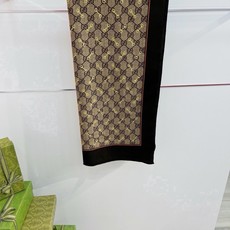 Gucci ~140双面同色披肩 手工卷边山羊绒和真丝混纺披肩(70%山羊毛、30%桑蚕丝)。 这款迷人的140披肩令您 Gucci ~140双面同色披肩 手工卷边山羊绒和真丝混纺披肩(70%山羊毛、30%桑蚕丝)。 这款迷人的140披肩令您