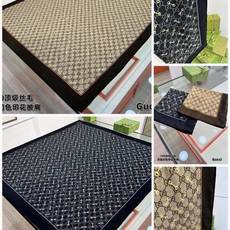 Gucci ~140双面同色披肩 手工卷边山羊绒和真丝混纺披肩(70%山羊毛、30%桑蚕丝)。 这款迷人的140披肩令您 Gucci ~140双面同色披肩 手工卷边山羊绒和真丝混纺披肩(70%山羊毛、30%桑蚕丝)。 这款迷人的140披肩令您