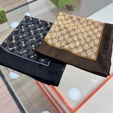 Gucci ~140双面同色披肩 手工卷边山羊绒和真丝混纺披肩(70%山羊毛、30%桑蚕丝)。 这款迷人的140披肩令您 Gucci ~140双面同色披肩 手工卷边山羊绒和真丝混纺披肩(70%山羊毛、30%桑蚕丝)。 这款迷人的140披肩令您