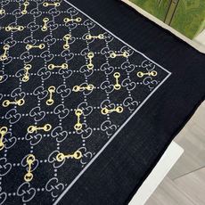 Gucci ~140双面同色披肩 手工卷边山羊绒和真丝混纺披肩(70%山羊毛、30%桑蚕丝)。 这款迷人的140披肩令您 Gucci ~140双面同色披肩 手工卷边山羊绒和真丝混纺披肩(70%山羊毛、30%桑蚕丝)。 这款迷人的140披肩令您