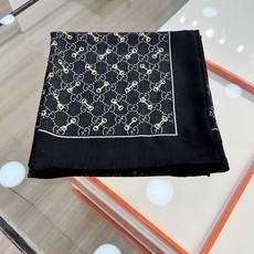 Gucci ~140双面同色披肩 手工卷边山羊绒和真丝混纺披肩(70%山羊毛、30%桑蚕丝)。 这款迷人的140披肩令您 Gucci ~140双面同色披肩 手工卷边山羊绒和真丝混纺披肩(70%山羊毛、30%桑蚕丝)。 这款迷人的140披肩令您