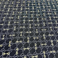 Gucci ~140双面同色披肩 手工卷边山羊绒和真丝混纺披肩(70%山羊毛、30%桑蚕丝)。 这款迷人的140披肩令您 Gucci ~140双面同色披肩 手工卷边山羊绒和真丝混纺披肩(70%山羊毛、30%桑蚕丝)。 这款迷人的140披肩令您