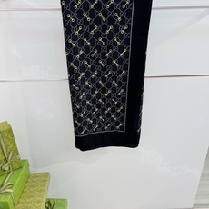 Gucci ~140双面同色披肩 手工卷边山羊绒和真丝混纺披肩(70%山羊毛、30%桑蚕丝)。 这款迷人的140披肩令您 Gucci ~140双面同色披肩 手工卷边山羊绒和真丝混纺披肩(70%山羊毛、30%桑蚕丝)。 这款迷人的140披肩令您
