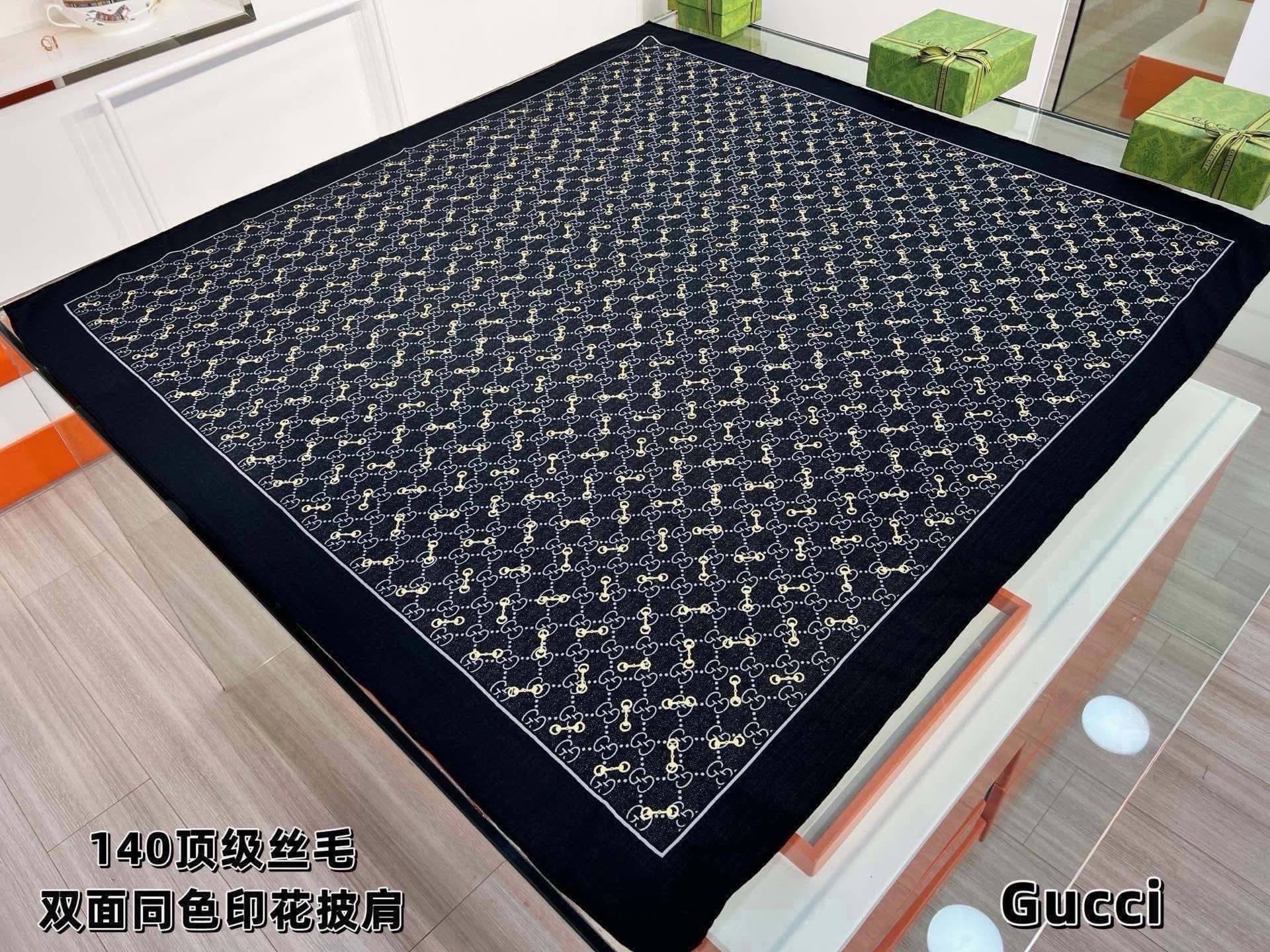 Gucci ~140双面同色披肩 手工卷边山羊绒和真丝混纺披肩(70%山羊毛、30%桑蚕丝)。 这款迷人的140披肩令您 Gucci ~140双面同色披肩 手工卷边山羊绒和真丝混纺披肩(70%山羊毛、30%桑蚕丝)。 这款迷人的140披肩令您