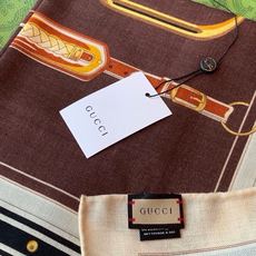 Gucci新款方巾 品牌典藏图案在与全新醒目印花的衬托下熠熠生辉。这款方巾匠心缀饰动物和花卉印花,彰显Gucci从大自 Gucci新款方巾 品牌典藏图案在与全新醒目印花的衬托下熠熠生辉。这款方巾匠心缀饰动物和花卉印花,彰显Gucci从大自