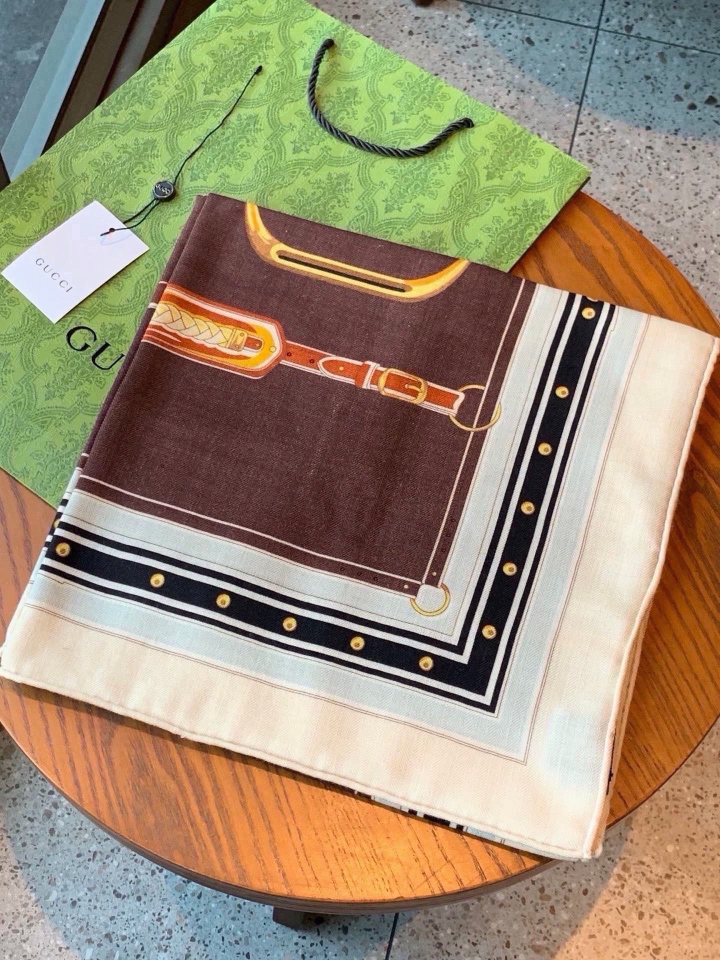 Gucci新款方巾 品牌典藏图案在与全新醒目印花的衬托下熠熠生辉。这款方巾匠心缀饰动物和花卉印花,彰显Gucci从大自 Gucci新款方巾 品牌典藏图案在与全新醒目印花的衬托下熠熠生辉。这款方巾匠心缀饰动物和花卉印花,彰显Gucci从大自