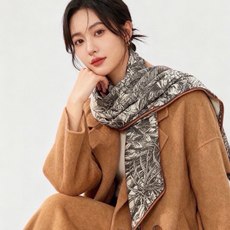 💟抢先 上新💞【双面同色丝绒方巾】手工卷边山羊绒和真丝混纺披肩(70%山羊绒,30%桑蚕丝) 这款披肩采用经典山羊绒和真 💟抢先 上新💞【双面同色丝绒方巾】手工卷边山羊绒和真丝混纺披肩(70%山羊绒,30%桑蚕丝) 这款披肩采用经典山羊绒和真