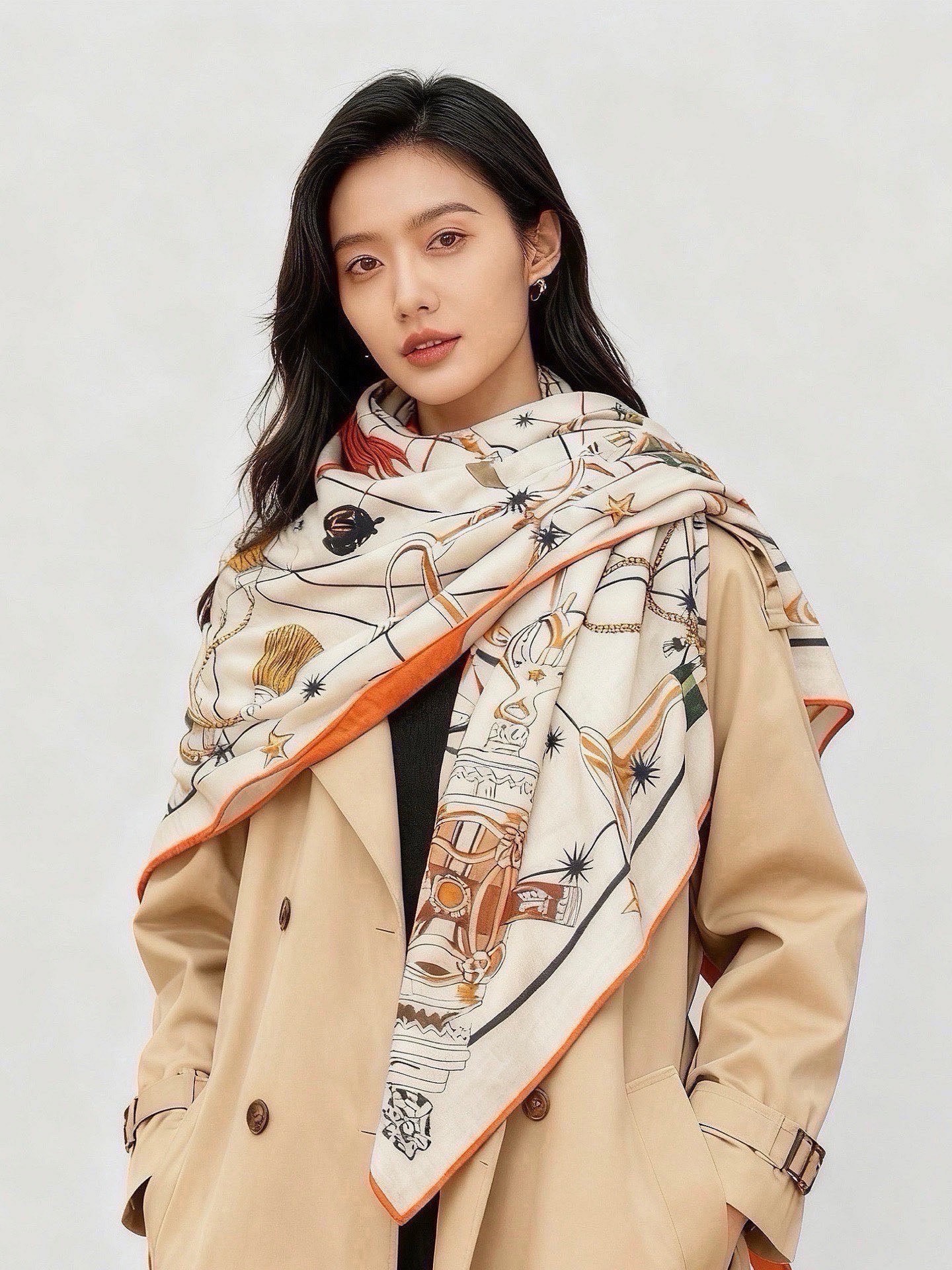 “星辰合唱曲”140丝绒双面同色披肩 手工卷边丝绒方巾（30%桑蚕丝70%羊绒） 这款经典单品展现强大而迷人的女性魅力精