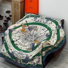 “星辰合唱曲”140丝绒双面同色披肩 手工卷边丝绒方巾(30%桑蚕丝70%羊绒) 这款经典单品展现强大而迷人的女性魅力精 “星辰合唱曲”140丝绒双面同色披肩 手工卷边丝绒方巾(30%桑蚕丝70%羊绒) 这款经典单品展现强大而迷人的女性魅力精