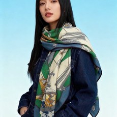 “星辰合唱曲”140丝绒双面同色披肩 手工卷边丝绒方巾(30%桑蚕丝70%羊绒) 这款经典单品展现强大而迷人的女性魅力精 “星辰合唱曲”140丝绒双面同色披肩 手工卷边丝绒方巾(30%桑蚕丝70%羊绒) 这款经典单品展现强大而迷人的女性魅力精