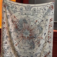“星辰合唱曲”140丝绒双面同色披肩 手工卷边丝绒方巾(30%桑蚕丝70%羊绒) 这款经典单品展现强大而迷人的女性魅力精 “星辰合唱曲”140丝绒双面同色披肩 手工卷边丝绒方巾(30%桑蚕丝70%羊绒) 这款经典单品展现强大而迷人的女性魅力精