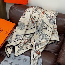 “星辰合唱曲”140丝绒双面同色披肩 手工卷边丝绒方巾(30%桑蚕丝70%羊绒) 这款经典单品展现强大而迷人的女性魅力精 “星辰合唱曲”140丝绒双面同色披肩 手工卷边丝绒方巾(30%桑蚕丝70%羊绒) 这款经典单品展现强大而迷人的女性魅力精