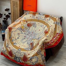 “星辰合唱曲”140丝绒双面同色披肩 手工卷边丝绒方巾(30%桑蚕丝70%羊绒) 这款经典单品展现强大而迷人的女性魅力精 “星辰合唱曲”140丝绒双面同色披肩 手工卷边丝绒方巾(30%桑蚕丝70%羊绒) 这款经典单品展现强大而迷人的女性魅力精