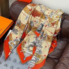“星辰合唱曲”140丝绒双面同色披肩 手工卷边丝绒方巾(30%桑蚕丝70%羊绒) 这款经典单品展现强大而迷人的女性魅力精 “星辰合唱曲”140丝绒双面同色披肩 手工卷边丝绒方巾(30%桑蚕丝70%羊绒) 这款经典单品展现强大而迷人的女性魅力精