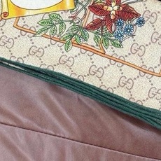 Gucci新款方巾 Gucci动物和花卉印花 品牌典藏图案在与全新醒目印花的衬托下熠熠生辉。这款方巾匠心缀饰动物和花卉印 Gucci新款方巾 Gucci动物和花卉印花 品牌典藏图案在与全新醒目印花的衬托下熠熠生辉。这款方巾匠心缀饰动物和花卉印