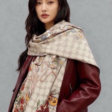 Gucci新款方巾 Gucci动物和花卉印花 品牌典藏图案在与全新醒目印花的衬托下熠熠生辉。这款方巾匠心缀饰动物和花卉印 Gucci新款方巾 Gucci动物和花卉印花 品牌典藏图案在与全新醒目印花的衬托下熠熠生辉。这款方巾匠心缀饰动物和花卉印