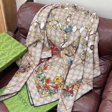 Gucci新款方巾 Gucci动物和花卉印花 品牌典藏图案在与全新醒目印花的衬托下熠熠生辉。这款方巾匠心缀饰动物和花卉印 Gucci新款方巾 Gucci动物和花卉印花 品牌典藏图案在与全新醒目印花的衬托下熠熠生辉。这款方巾匠心缀饰动物和花卉印