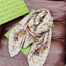 Gucci新款方巾 Gucci动物和花卉印花 品牌典藏图案在与全新醒目印花的衬托下熠熠生辉。这款方巾匠心缀饰动物和花卉印 Gucci新款方巾 Gucci动物和花卉印花 品牌典藏图案在与全新醒目印花的衬托下熠熠生辉。这款方巾匠心缀饰动物和花卉印