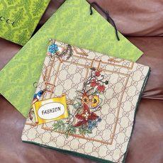 Gucci新款方巾 Gucci动物和花卉印花 品牌典藏图案在与全新醒目印花的衬托下熠熠生辉。这款方巾匠心缀饰动物和花卉印 Gucci新款方巾 Gucci动物和花卉印花 品牌典藏图案在与全新醒目印花的衬托下熠熠生辉。这款方巾匠心缀饰动物和花卉印