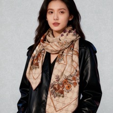 Gucci新款方巾 Gucci动物和花卉印花 品牌典藏图案在与全新醒目印花的衬托下熠熠生辉。这款方巾匠心缀饰动物和花卉印 Gucci新款方巾 Gucci动物和花卉印花 品牌典藏图案在与全新醒目印花的衬托下熠熠生辉。这款方巾匠心缀饰动物和花卉印