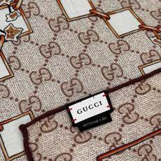 Gucci新款方巾 Gucci动物和花卉印花 品牌典藏图案在与全新醒目印花的衬托下熠熠生辉。这款方巾匠心缀饰动物和花卉印 Gucci新款方巾 Gucci动物和花卉印花 品牌典藏图案在与全新醒目印花的衬托下熠熠生辉。这款方巾匠心缀饰动物和花卉印