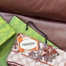 Gucci新款方巾 Gucci动物和花卉印花 品牌典藏图案在与全新醒目印花的衬托下熠熠生辉。这款方巾匠心缀饰动物和花卉印 Gucci新款方巾 Gucci动物和花卉印花 品牌典藏图案在与全新醒目印花的衬托下熠熠生辉。这款方巾匠心缀饰动物和花卉印
