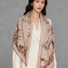 Gucci新款方巾 Gucci动物和花卉印花 品牌典藏图案在与全新醒目印花的衬托下熠熠生辉。这款方巾匠心缀饰动物和花卉印 Gucci新款方巾 Gucci动物和花卉印花 品牌典藏图案在与全新醒目印花的衬托下熠熠生辉。这款方巾匠心缀饰动物和花卉印
