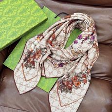 Gucci新款方巾 Gucci动物和花卉印花 品牌典藏图案在与全新醒目印花的衬托下熠熠生辉。这款方巾匠心缀饰动物和花卉印 Gucci新款方巾 Gucci动物和花卉印花 品牌典藏图案在与全新醒目印花的衬托下熠熠生辉。这款方巾匠心缀饰动物和花卉印