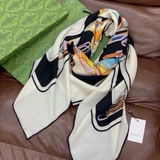 💟Gucci~140双面丝绒披肩 马鞍细节和骑马图案以精致色调匠心呈献,意在向品牌与马术世界的深厚渊源致敬。这款方巾以真 💟Gucci~140双面丝绒披肩 马鞍细节和骑马图案以精致色调匠心呈献,意在向品牌与马术世界的深厚渊源致敬。这款方巾以真