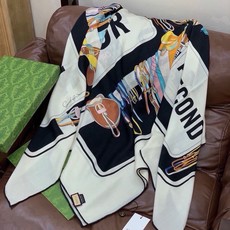 💟Gucci~140双面丝绒披肩 马鞍细节和骑马图案以精致色调匠心呈献,意在向品牌与马术世界的深厚渊源致敬。这款方巾以真 💟Gucci~140双面丝绒披肩 马鞍细节和骑马图案以精致色调匠心呈献,意在向品牌与马术世界的深厚渊源致敬。这款方巾以真