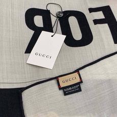 💟Gucci~140双面丝绒披肩 马鞍细节和骑马图案以精致色调匠心呈献,意在向品牌与马术世界的深厚渊源致敬。这款方巾以真 💟Gucci~140双面丝绒披肩 马鞍细节和骑马图案以精致色调匠心呈献,意在向品牌与马术世界的深厚渊源致敬。这款方巾以真