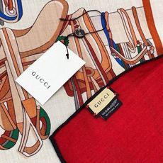 💟Gucci~140双面丝绒披肩 马鞍细节和骑马图案以精致色调匠心呈献,意在向品牌与马术世界的深厚渊源致敬。这款方巾以真 💟Gucci~140双面丝绒披肩 马鞍细节和骑马图案以精致色调匠心呈献,意在向品牌与马术世界的深厚渊源致敬。这款方巾以真