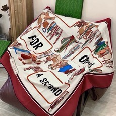 💟Gucci~140双面丝绒披肩 马鞍细节和骑马图案以精致色调匠心呈献,意在向品牌与马术世界的深厚渊源致敬。这款方巾以真 💟Gucci~140双面丝绒披肩 马鞍细节和骑马图案以精致色调匠心呈献,意在向品牌与马术世界的深厚渊源致敬。这款方巾以真