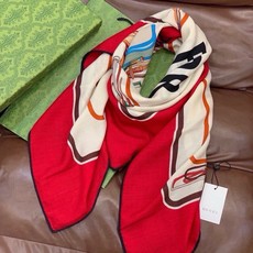 💟Gucci~140双面丝绒披肩 马鞍细节和骑马图案以精致色调匠心呈献,意在向品牌与马术世界的深厚渊源致敬。这款方巾以真 💟Gucci~140双面丝绒披肩 马鞍细节和骑马图案以精致色调匠心呈献,意在向品牌与马术世界的深厚渊源致敬。这款方巾以真