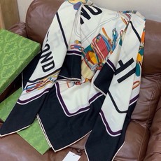 💟Gucci~140双面丝绒披肩 马鞍细节和骑马图案以精致色调匠心呈献,意在向品牌与马术世界的深厚渊源致敬。这款方巾以真 💟Gucci~140双面丝绒披肩 马鞍细节和骑马图案以精致色调匠心呈献,意在向品牌与马术世界的深厚渊源致敬。这款方巾以真