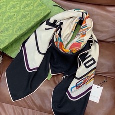 💟Gucci~140双面丝绒披肩 马鞍细节和骑马图案以精致色调匠心呈献,意在向品牌与马术世界的深厚渊源致敬。这款方巾以真 💟Gucci~140双面丝绒披肩 马鞍细节和骑马图案以精致色调匠心呈献,意在向品牌与马术世界的深厚渊源致敬。这款方巾以真