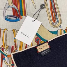 💟Gucci~140双面丝绒披肩 马鞍细节和骑马图案以精致色调匠心呈献,意在向品牌与马术世界的深厚渊源致敬。这款方巾以真 💟Gucci~140双面丝绒披肩 马鞍细节和骑马图案以精致色调匠心呈献,意在向品牌与马术世界的深厚渊源致敬。这款方巾以真