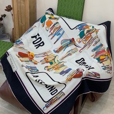 💟Gucci~140双面丝绒披肩 马鞍细节和骑马图案以精致色调匠心呈献,意在向品牌与马术世界的深厚渊源致敬。这款方巾以真 💟Gucci~140双面丝绒披肩 马鞍细节和骑马图案以精致色调匠心呈献,意在向品牌与马术世界的深厚渊源致敬。这款方巾以真