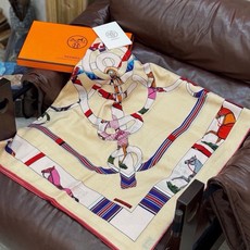 “金质马刺与骏马的披挂叠印版”披肩 【140顶级丝绒双面同色】 手工卷边30%桑蚕丝70%羊绒 这款迷人的140披肩令您 “金质马刺与骏马的披挂叠印版”披肩 【140顶级丝绒双面同色】 手工卷边30%桑蚕丝70%羊绒 这款迷人的140披肩令您